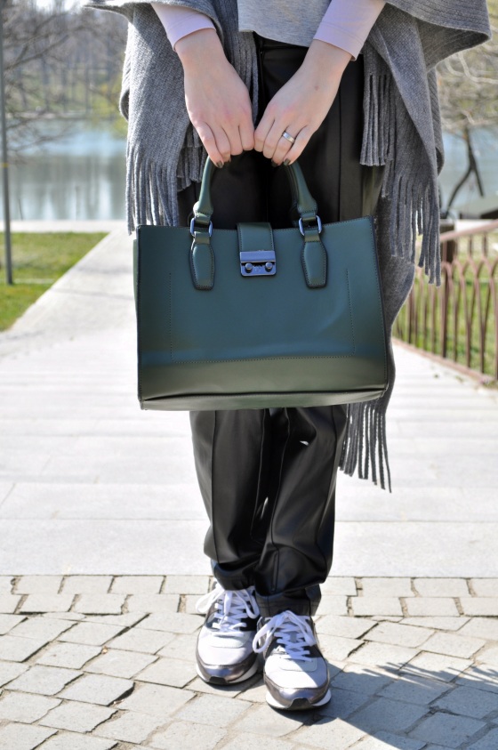 Signature by M&M, green bag, leather bag, Calvin Klein shoes, parc, park, spring