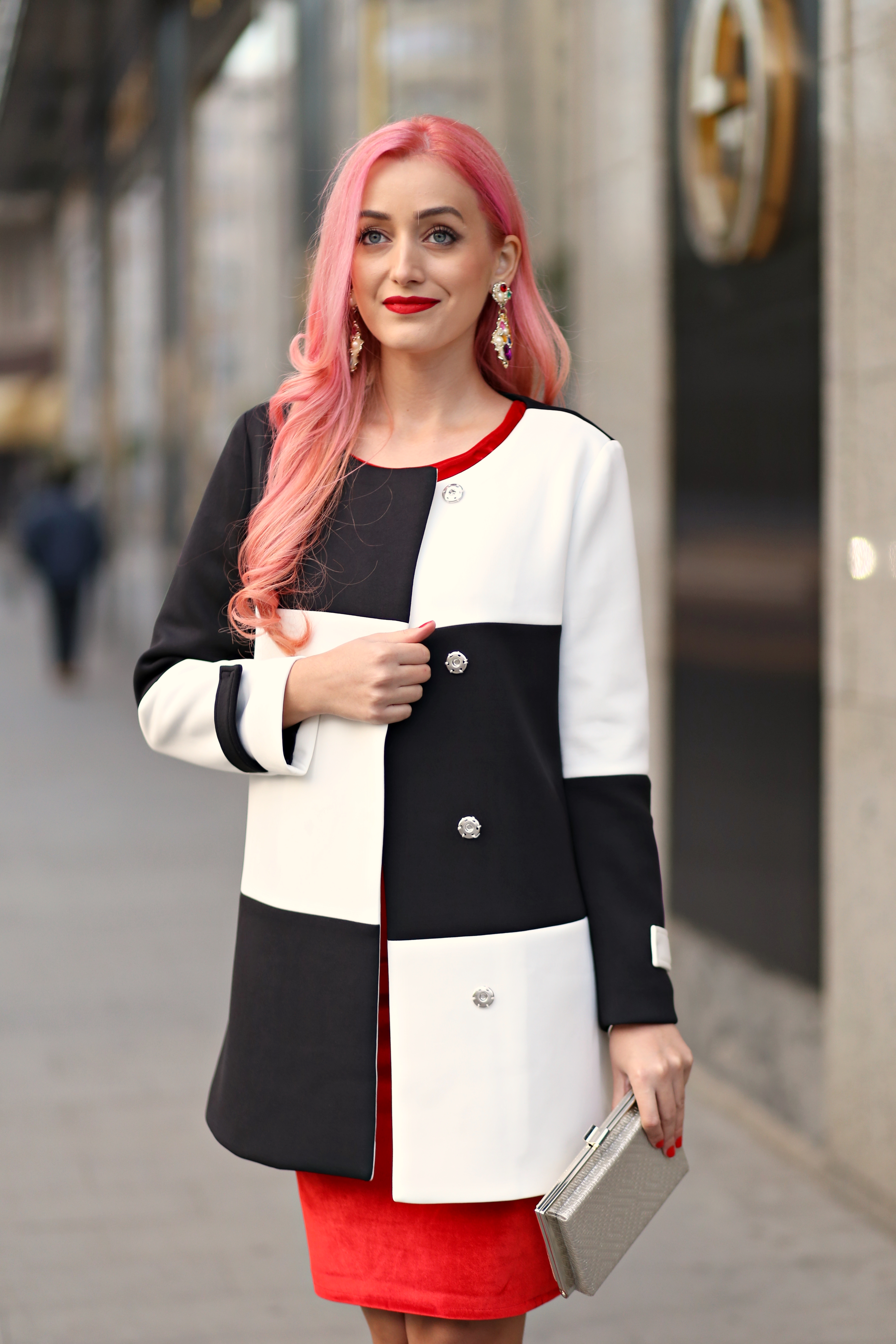 christmassy_outfit_red_velvet_dress_black_white_coat_she_in_madalina_misu (10)