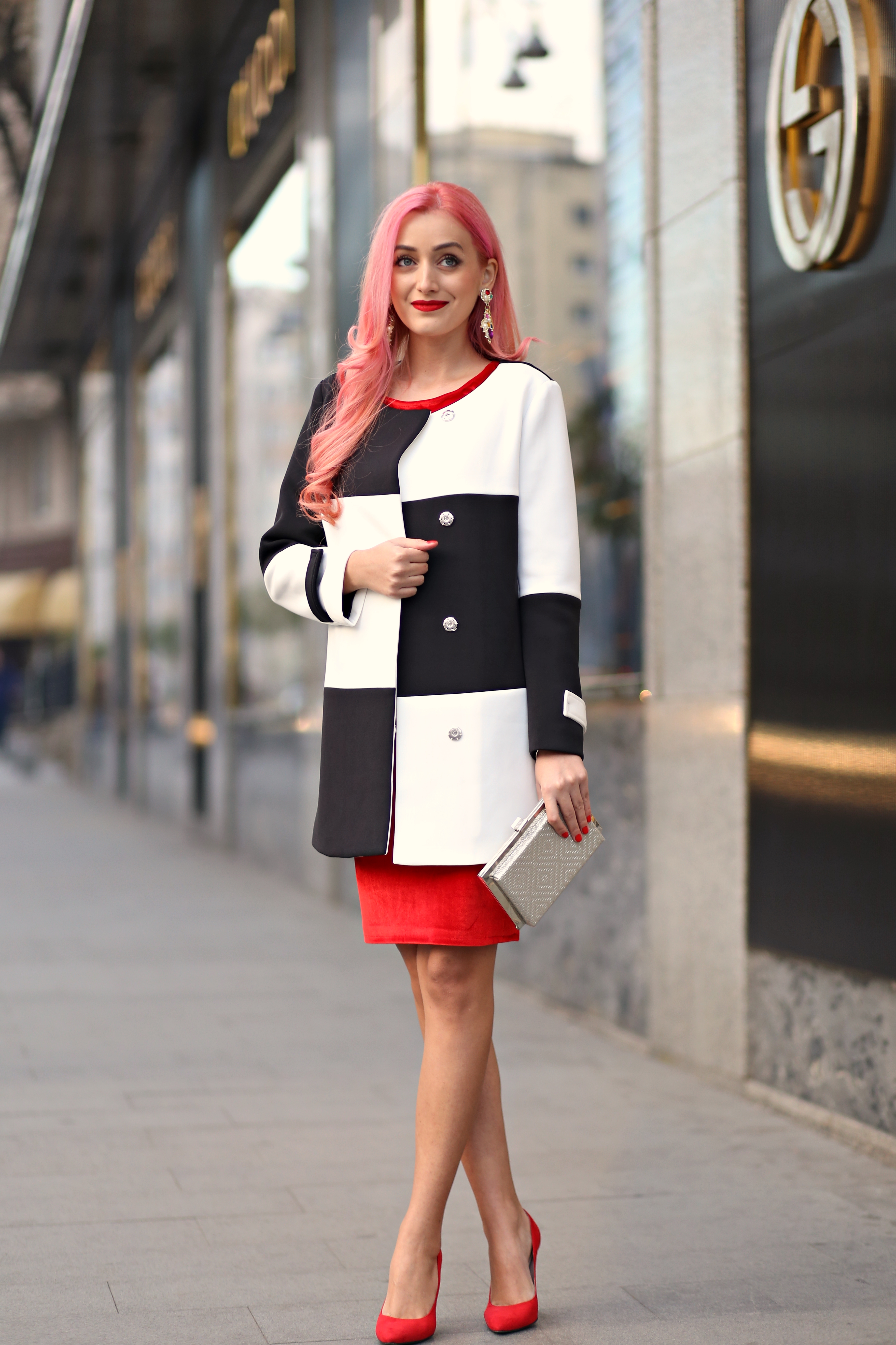 christmassy_outfit_red_velvet_dress_black_white_coat_she_in_madalina_misu (11)